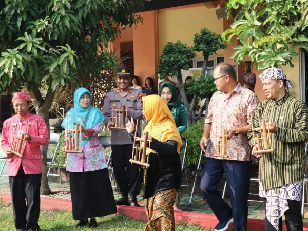 Perkuat Karakter, SMAN 11 Semarang Launching  Sekolah Adipangastuti
