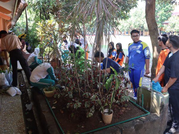 Tingkatkan Kenyamanan dan Keindahan,  SMANSE Menanam di Lingkungan Sekolah
