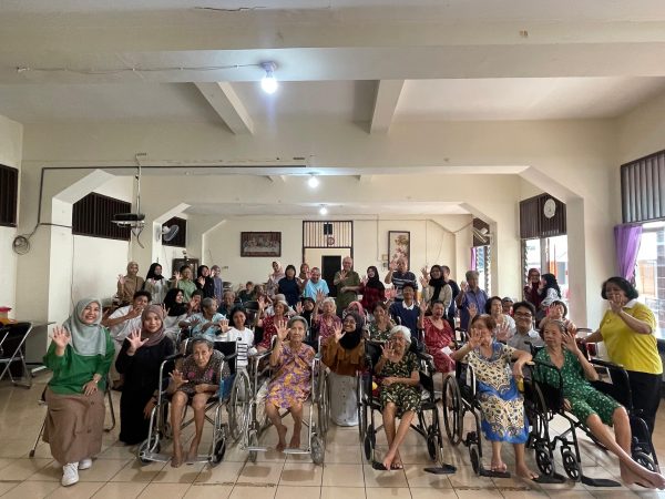 5G Berbagi Kebaikan: Siswa SMAN 5 Semarang Sentuh Hati Lansia di Panti Werda Pangoyaman
