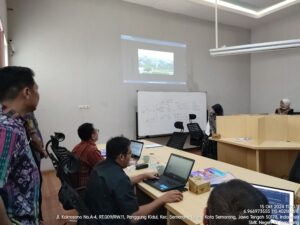 Pelatihan Pemrograman Web di SMKN 10 Semarang Masuki Hari Kedelapan