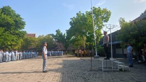 Kanit Lantas Polsek Semarang Utara Menjadi Inspektur Upacara di SMKN 10 Semarang