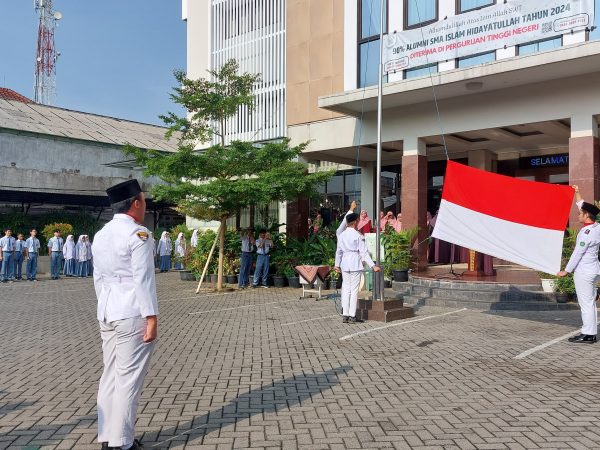 Meriahkan Hari Pahlawan dengan Semangat Baru: Upacara Hari Pahlawan dan Serah Terima Jabatan OSIS SMAHA