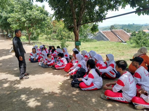 Kader Adiwiyata SMA Negeri 14 Semarang Ikuti Pelatihan Penanaman di Persemaian Permanen Kalongan