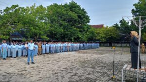 Camat Semarang Utara Menjadi Pembina Upacara di SMKN 10 Semarang