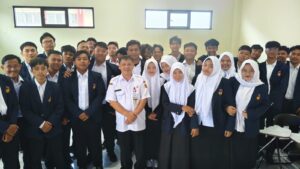 Kepala SMKN 10 Semarang Beri Pembekalan Magang Mahasiswa Upgris
