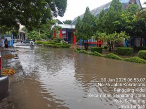 Cuaca Ekstrem Guyur Semarang, SMKN 10 Semarang Berhasil Antisipasi Banjir Tidak Masuk Kelas