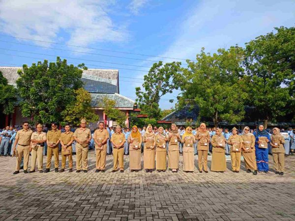 SMKN 10 Semarang Berikan Seragam Keki untuk Guru dan Tenaga Kependidikan Honorer