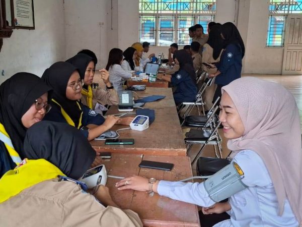 SMK Negeri 10 Semarang Gelar Pemeriksaan Kesehatan Bersama UPTD Puskesmas Bulu Lor