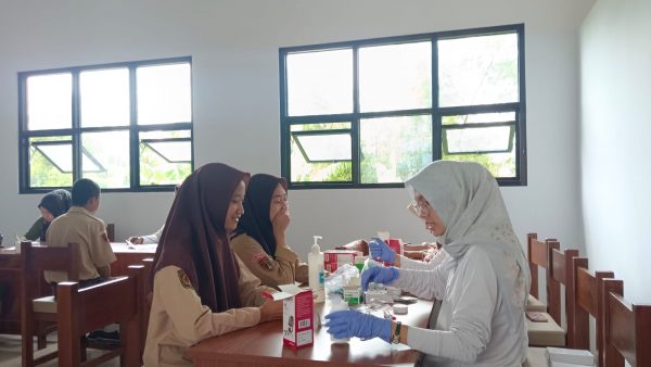 Pemeriksaan Hemoglobin Pada Siswa SMKN 1 Tuntang